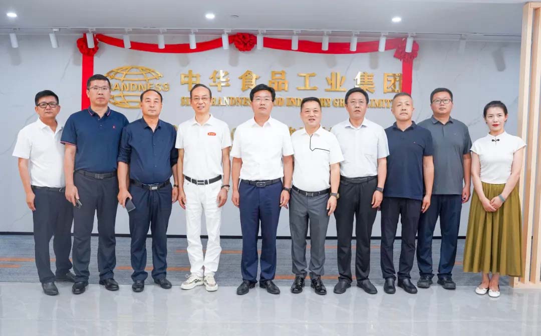 蓬萊區(qū)領(lǐng)導(dǎo)來(lái)訪中華食品工業(yè)集團(tuán)總部，洽談?wù)猩桃Y合作事宜